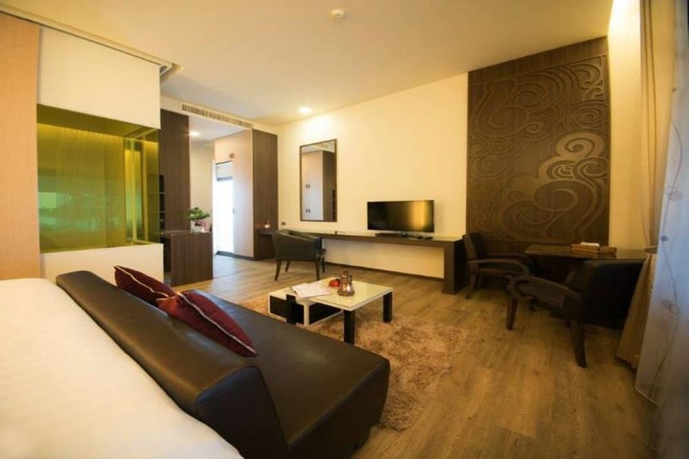 The Beverly Hills Hotel Nakhon Ratchasima Exterior photo