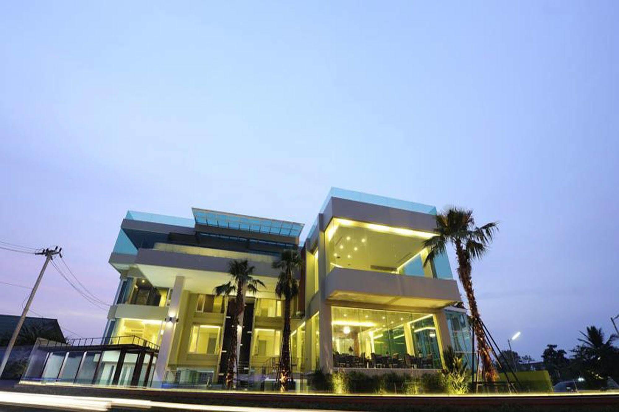 The Beverly Hills Hotel Nakhon Ratchasima Exterior photo