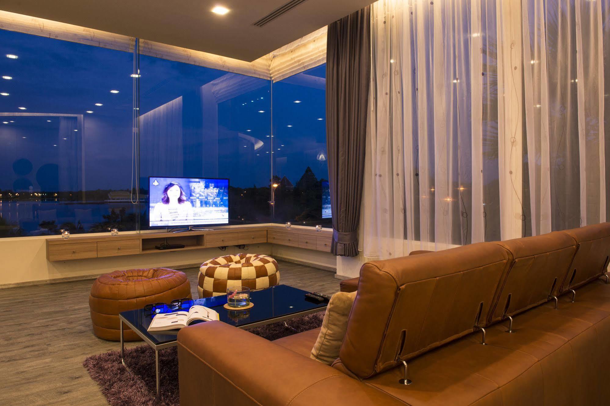 The Beverly Hills Hotel Nakhon Ratchasima Exterior photo